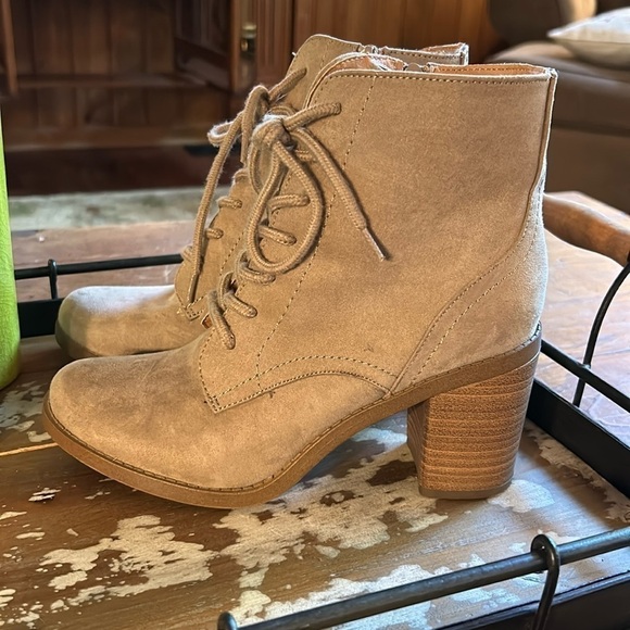 Universal Thread Shoes - Universal Thread sz 6.5 beige, side zip boots
